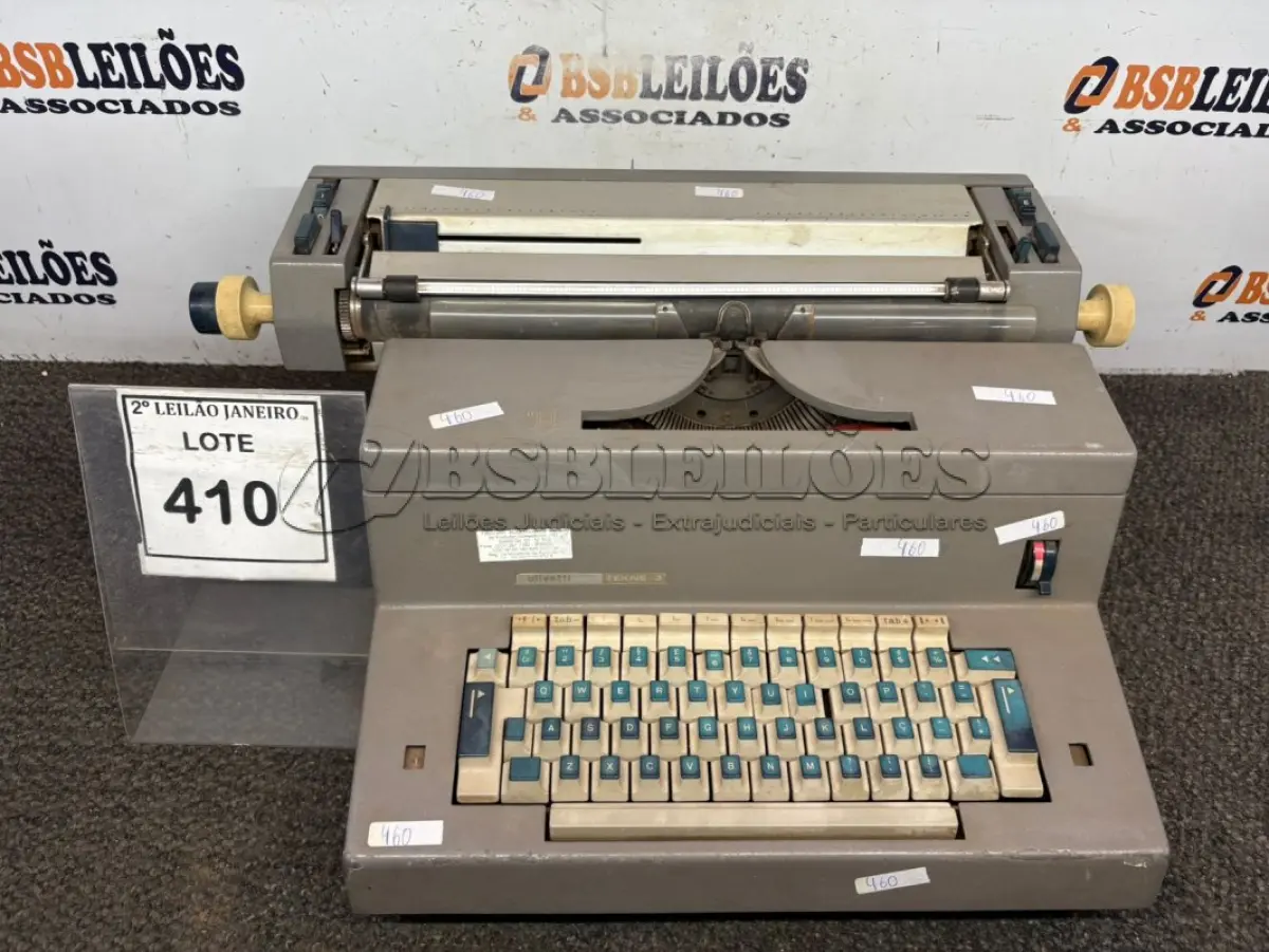 LOTE 410 - 01 MÁQUINA DE ESCREVER ANTIGA MODELO TEKNE 3 MARCA OLIVETTI. (NO ESTADO) ATENÇÃO! FAZER A VISITAÇÃO ANTES DE ARREMATAR, NÃO SABEMOS SE FUNCIONA. LEILÃO NÃO TEM GARANTIA E NEM DEVOLUÇÃO, SUJEITO A POSSÍVEIS AVARIAS VISÍVEIS/OCULTAS E/OU AUSÊNCIA DE COMPONENTES.