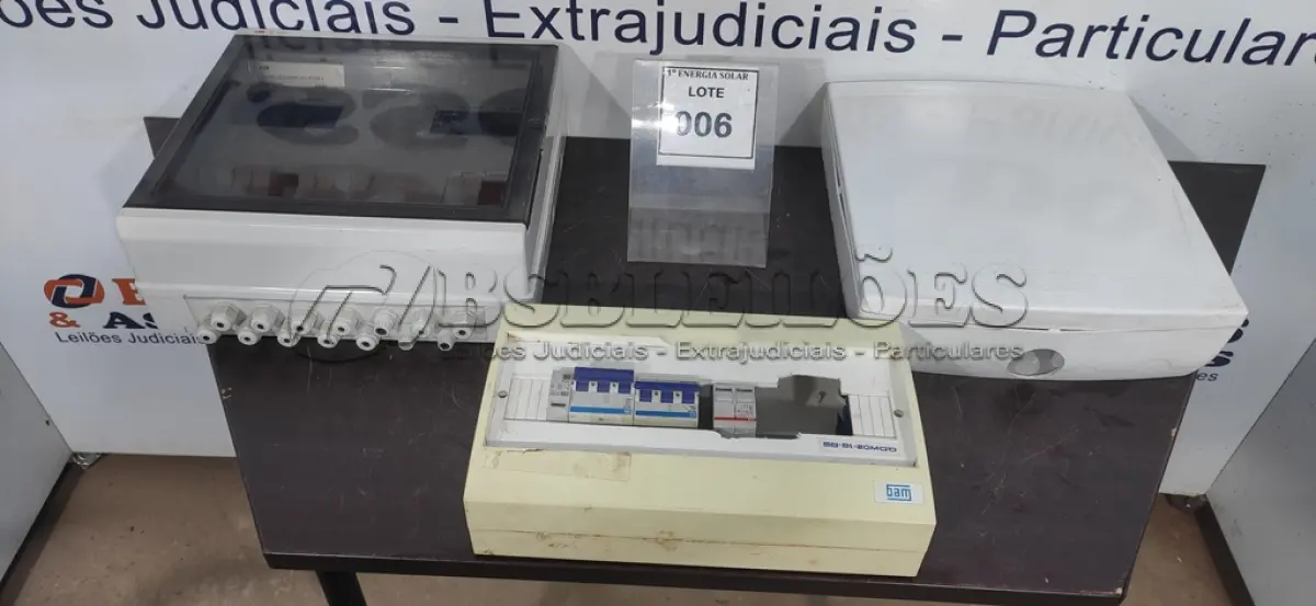 LOTE 006 - 03 QUADROS ELÉTRICOS. (NO ESTADO) ATENÇÃO! FAZER A VISITAÇÃO ANTES DE ARREMATAR, NÃO SABEMOS SE FUNCIONA, LEILÃO NÃO TEM GARANTIA E NEM DEVOLUÇÃO, SUJEITO A POSSÍVEIS AVARIAS VISÍVEIS/OCULTAS E/OU AUSÊNCIA DE COMPONENTES.