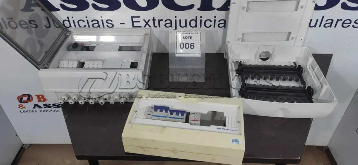 LOTE 006 - 03 QUADROS ELÉTRICOS. (NO ESTADO) ATENÇÃO! FAZER A VISITAÇÃO ANTES DE ARREMATAR, NÃO SABEMOS SE FUNCIONA, LEILÃO NÃO TEM GARANTIA E NEM DEVOLUÇÃO, SUJEITO A POSSÍVEIS AVARIAS VISÍVEIS/OCULTAS E/OU AUSÊNCIA DE COMPONENTES.
