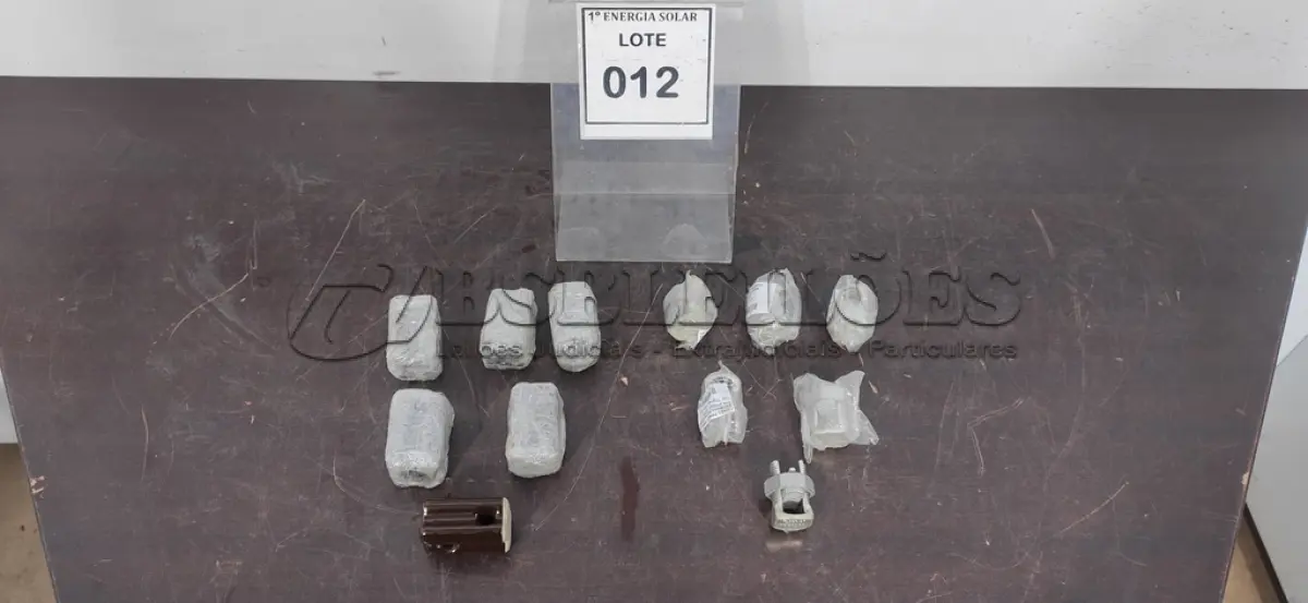 LOTE 012 - 01 LOTE COM CONECTORES (SPLIT-BOLT) E ISOLADORES CASTANHA DE PORCELANA. (NO ESTADO) ATENÇÃO! FAZER A VISITAÇÃO ANTES DE ARREMATAR, NÃO SABEMOS SE FUNCIONA, LEILÃO NÃO TEM GARANTIA E NEM DEVOLUÇÃO, SUJEITO A POSSÍVEIS AVARIAS VISÍVEIS/OCULTAS E/OU AUSÊNCIA DE COMPONENTES.