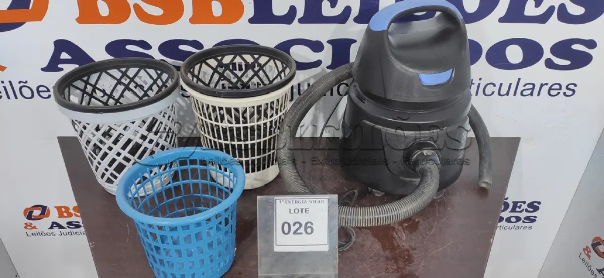 LOTE 026 - 01 ASPIRADOR DE PÓ ELECTROLUX HIDRO LUX E 05 LIXEIRAS DE PLÁSTICO. (NO ESTADO) ATENÇÃO! FAZER A VISITAÇÃO ANTES DE ARREMATAR, NÃO SABEMOS SE FUNCIONA, LEILÃO NÃO TEM GARANTIA E NEM DEVOLUÇÃO, SUJEITO A POSSÍVEIS AVARIAS VISÍVEIS/OCULTAS E/OU AUSÊNCIA DE COMPONENTES.