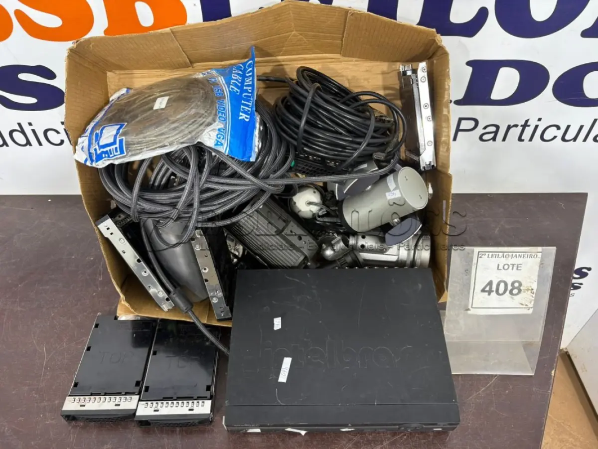 LOTE 408 - 01 VENTILADOR TIPO TORRE, 01 DVR INTELBRAS, VÁRIAS CÂMERAS DE MONITORAMENTO, 02 GAVETAS DE HD PARA SERVIDORES E CABOS DE INFORMÁTICA E ELETRÔNICOS DIVERSOS. (NO ESTADO) ATENÇÃO! FAZER A VISITAÇÃO ANTES DE ARREMATAR, NÃO SABEMOS SE FUNCIONA. LEILÃO NÃO TEM GARANTIA E NEM DEVOLUÇÃO, SUJEITO A POSSÍVEIS AVARIAS VISÍVEIS/OCULTAS E/OU AUSÊNCIA DE COMPONENTES.