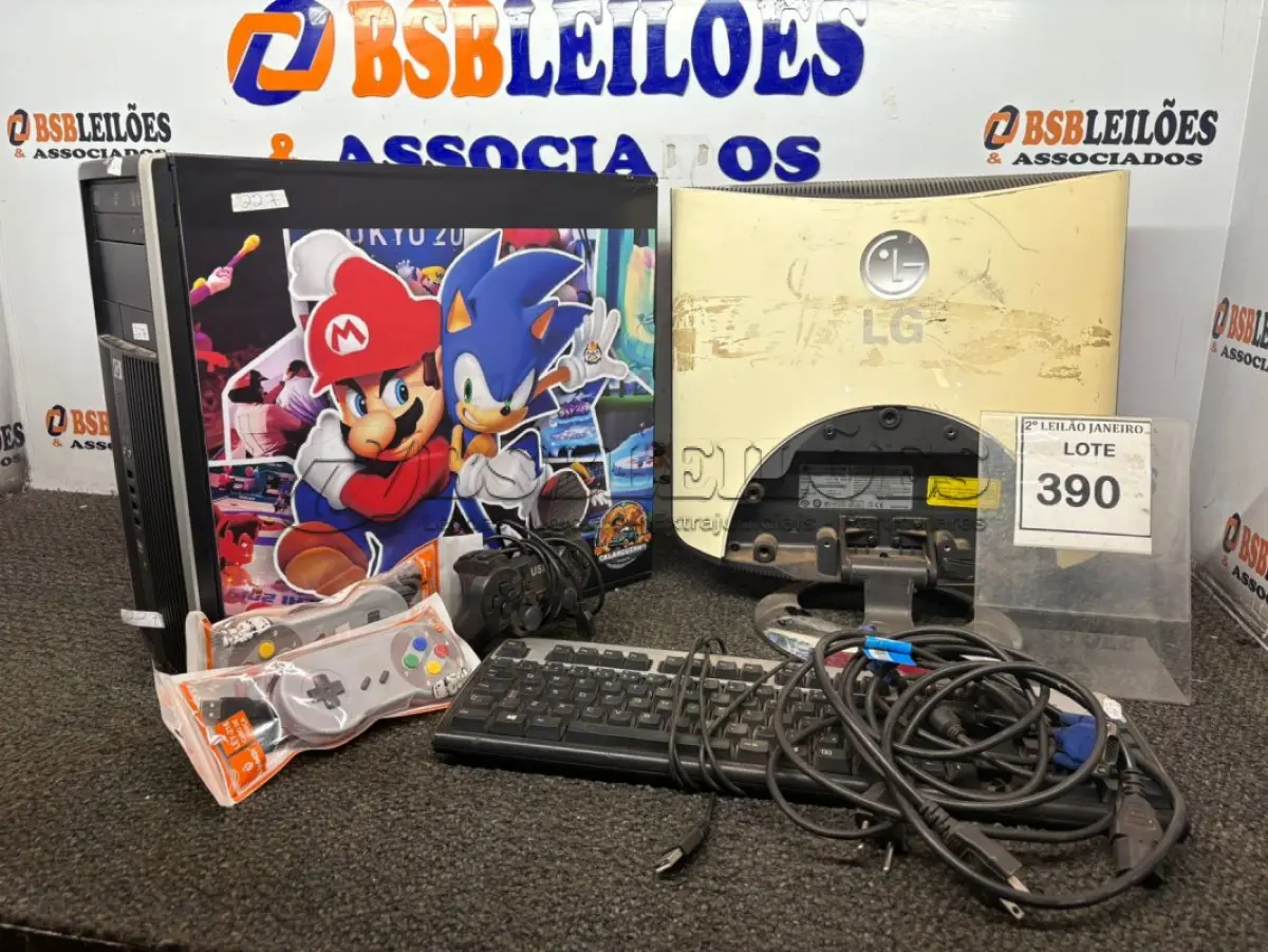 LOTE 390 - 01 COMPUTADOR ARCADE COM 02 CONTROLES E JOGOS INSTALADOS. (NO ESTADO) ATENÇÃO! FAZER A VISITAÇÃO ANTES DE ARREMATAR, NÃO SABEMOS SE FUNCIONA, LEILÃO NÃO TEM GARANTIA E NEM DEVOLUÇÃO, SUJEITO A POSSÍVEIS AVARIAS VISÍVEIS/OCULTAS E/OU AUSÊNCIA DE COMPONENTES.