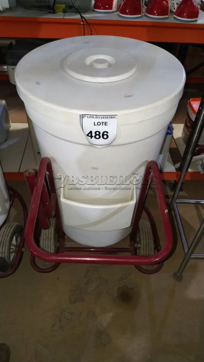 LOTE 486 - 01 CARRINHO COOLER PARA VENDA DE BEBIDAS NA COR BRANCO E 01 GALÃO DE PLÁSTICO. (NO ESTADO) ATENÇÃO! FAZER A VISITAÇÃO ANTES DE ARREMATAR, NÃO SABEMOS SE FUNCIONA, LEILÃO NÃO TEM GARANTIA E NEM DEVOLUÇÃO, SUJEITO A POSSÍVEIS AVARIAS VISÍVEIS/OCULTAS E/OU AUSÊNCIA DE COMPONENTES.