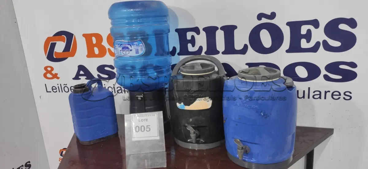 LOTE 005 - 03 GARRAFAS TÉRMICAS E 01 BEBEDOURO COM GARRAFÃO. (NO ESTADO) ATENÇÃO! FAZER A VISITAÇÃO ANTES DE ARREMATAR, NÃO SABEMOS SE FUNCIONA, LEILÃO NÃO TEM GARANTIA E NEM DEVOLUÇÃO, SUJEITO A POSSÍVEIS AVARIAS VISÍVEIS/OCULTAS E/OU AUSÊNCIA DE COMPONENTES.