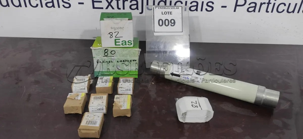 LOTE 009 - 01 LOTE COM FUSÍVEIS CARTUCHOS, 01 PROTETOR DE SURTO. (NO ESTADO) ATENÇÃO! FAZER A VISITAÇÃO ANTES DE ARREMATAR, NÃO SABEMOS SE FUNCIONA, LEILÃO NÃO TEM GARANTIA E NEM DEVOLUÇÃO, SUJEITO A POSSÍVEIS AVARIAS VISÍVEIS/OCULTAS E/OU AUSÊNCIA DE COMPONENTES.