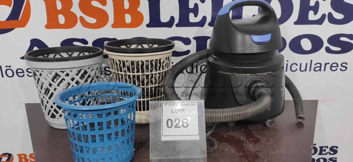 LOTE 026 - 01 ASPIRADOR DE PÓ ELECTROLUX HIDRO LUX E 05 LIXEIRAS DE PLÁSTICO. (NO ESTADO) ATENÇÃO! FAZER A VISITAÇÃO ANTES DE ARREMATAR, NÃO SABEMOS SE FUNCIONA, LEILÃO NÃO TEM GARANTIA E NEM DEVOLUÇÃO, SUJEITO A POSSÍVEIS AVARIAS VISÍVEIS/OCULTAS E/OU AUSÊNCIA DE COMPONENTES.