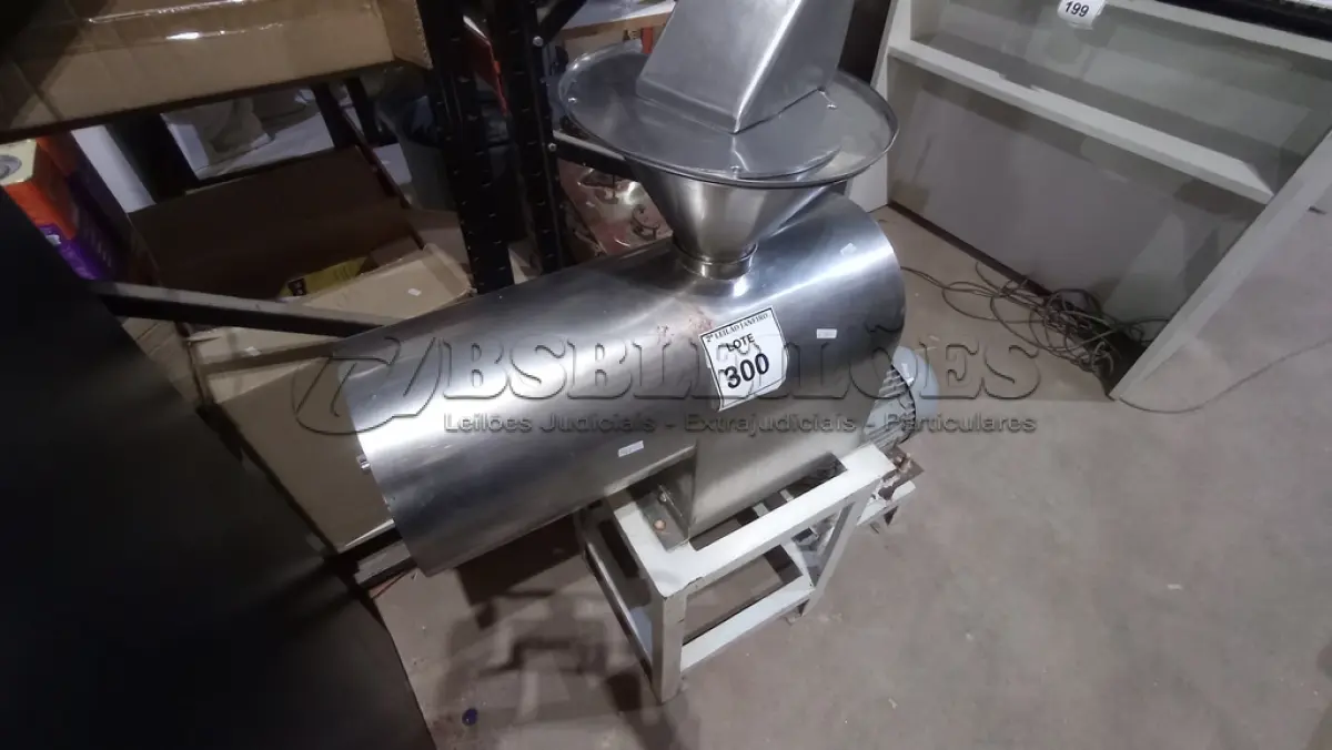 LOTE 300 - 01 DESPOLPADEIRA INDUSTRIAL. (NO ESTADO) ATENÇÃO! FAZER A VISITAÇÃO ANTES DE ARREMATAR, NÃO SABEMOS SE FUNCIONA. LEILÃO NÃO TEM GARANTIA E NEM DEVOLUÇÃO, SUJEITO A POSSÍVEIS AVARIAS VISÍVEIS/OCULTAS E/OU AUSÊNCIA DE COMPONENTES.