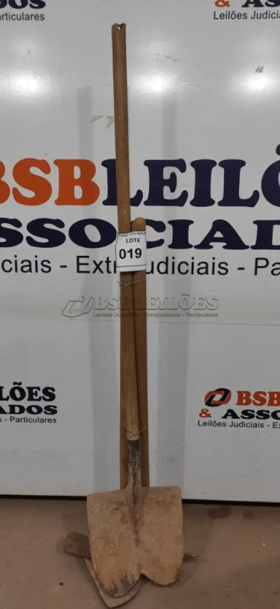 LOTE 019 - 01 PÁ COM CABO, 01 ENXADA COM CABO E 01 PICARETA COM CABO. (NO ESTADO) ATENÇÃO! FAZER A VISITAÇÃO ANTES DE ARREMATAR, NÃO SABEMOS SE FUNCIONA, LEILÃO NÃO TEM GARANTIA E NEM DEVOLUÇÃO, SUJEITO A POSSÍVEIS AVARIAS VISÍVEIS/OCULTAS E/OU AUSÊNCIA DE COMPONENTES.