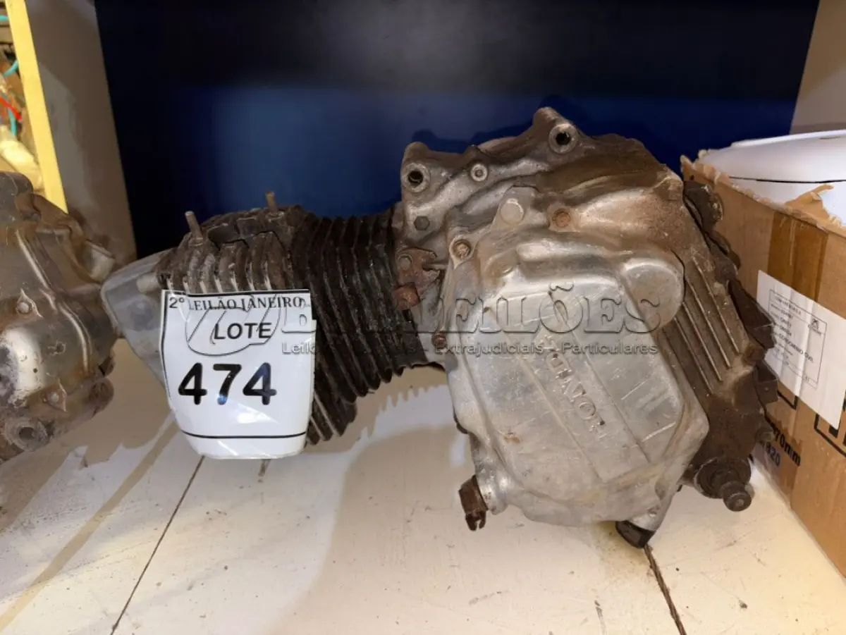 LOTE 474 - 01 MOTOR DE MOTO MARCA HONDA. (NO ESTADO) ATENÇÃO! FAZER A VISITAÇÃO ANTES DE ARREMATAR, NÃO SABEMOS SE FUNCIONA, LEILÃO NÃO TEM GARANTIA E NEM DEVOLUÇÃO, SUJEITO A POSSÍVEIS AVARIAS VISÍVEIS/OCULTAS E/OU AUSÊNCIA DE COMPONENTES.
