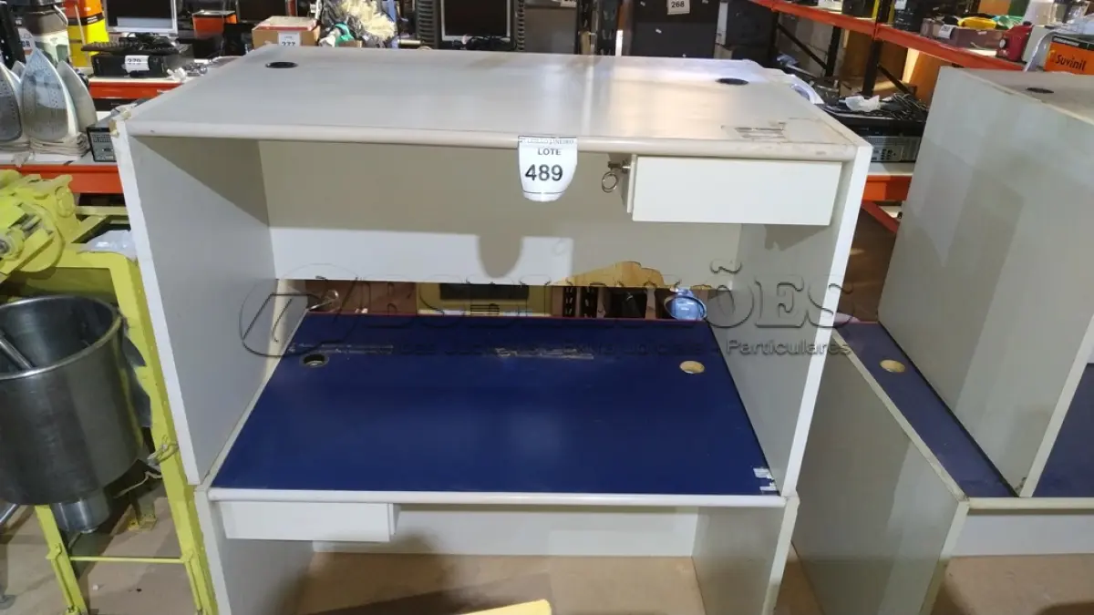 LOTE 489 - 02 MESAS DE ESCRITÓRIO COM 01 GAVETA CADA. (NO ESTADO) ATENÇÃO! FAZER A VISITAÇÃO ANTES DE ARREMATAR, NÃO SABEMOS SE FUNCIONA, LEILÃO NÃO TEM GARANTIA E NEM DEVOLUÇÃO, SUJEITO A POSSÍVEIS AVARIAS VISÍVEIS/OCULTAS E/OU AUSÊNCIA DE COMPONENTES.