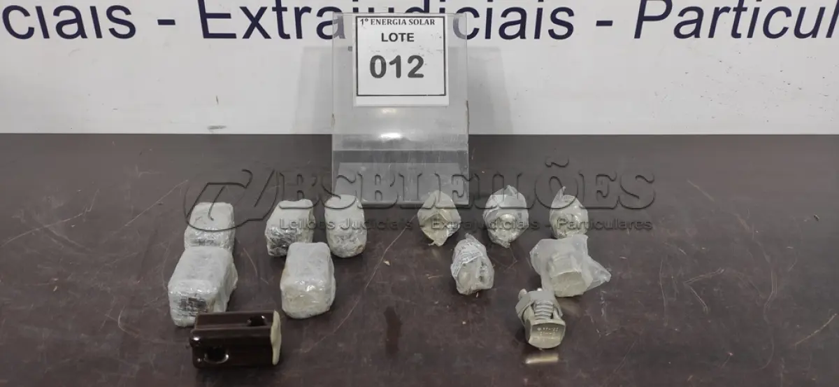 LOTE 012 - 01 LOTE COM CONECTORES (SPLIT-BOLT) E ISOLADORES CASTANHA DE PORCELANA. (NO ESTADO) ATENÇÃO! FAZER A VISITAÇÃO ANTES DE ARREMATAR, NÃO SABEMOS SE FUNCIONA, LEILÃO NÃO TEM GARANTIA E NEM DEVOLUÇÃO, SUJEITO A POSSÍVEIS AVARIAS VISÍVEIS/OCULTAS E/OU AUSÊNCIA DE COMPONENTES.