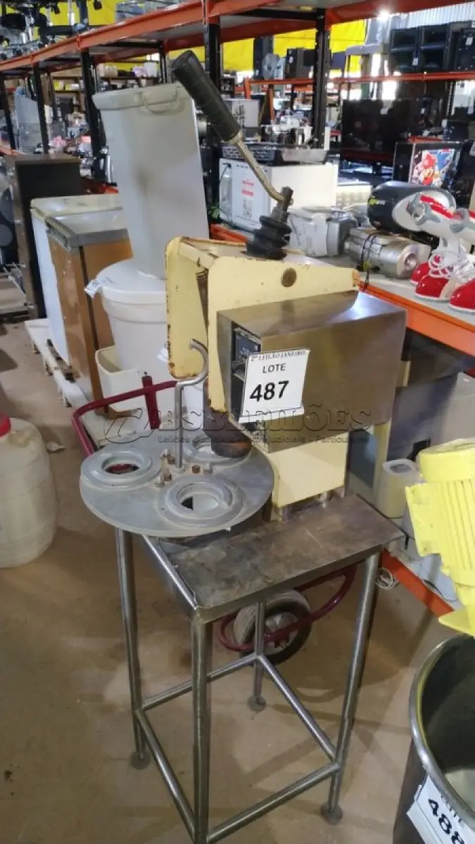 LOTE 487 - 01 MÁQUINA DE PRENSAR. (NO ESTADO) ATENÇÃO! FAZER A VISITAÇÃO ANTES DE ARREMATAR, NÃO SABEMOS SE FUNCIONA, LEILÃO NÃO TEM GARANTIA E NEM DEVOLUÇÃO, SUJEITO A POSSÍVEIS AVARIAS VISÍVEIS/OCULTAS E/OU AUSÊNCIA DE COMPONENTES.