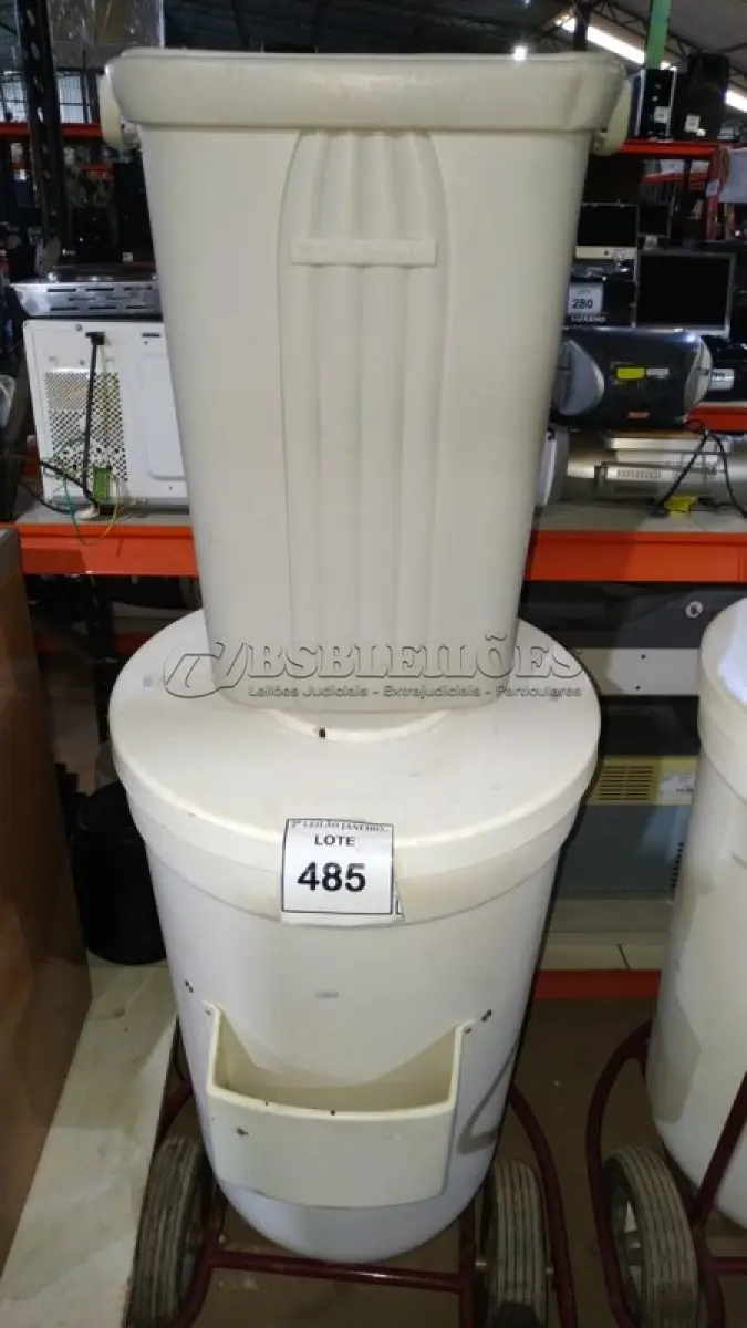 LOTE 485 - 01 CARRINHO COOLER PARA VENDA DE BEBIDAS NA COR BRANCO E 01 LIXEIRA DE PLÁSTICO. (NO ESTADO) ATENÇÃO! FAZER A VISITAÇÃO ANTES DE ARREMATAR, NÃO SABEMOS SE FUNCIONA, LEILÃO NÃO TEM GARANTIA E NEM DEVOLUÇÃO, SUJEITO A POSSÍVEIS AVARIAS VISÍVEIS/OCULTAS E/OU AUSÊNCIA DE COMPONENTES.