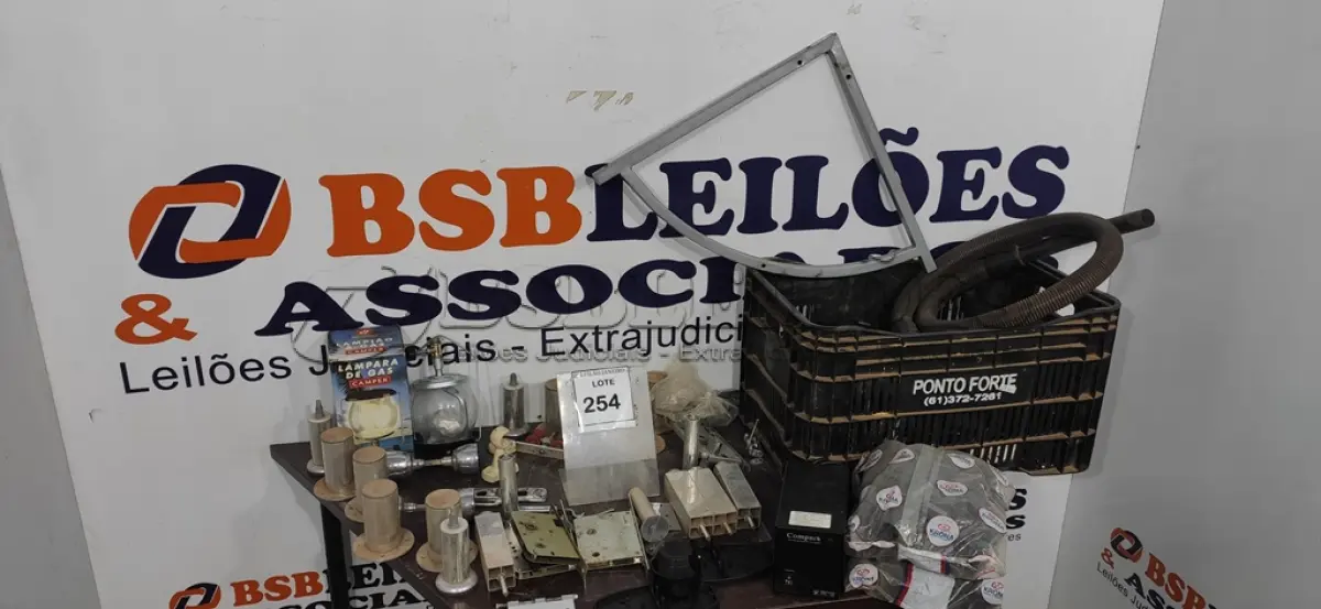 LOTE 254 - 01 LAMPIÃO RECARREGAVÉL, 01 ESTABILIZADOR E GRANDE QUANTIDADE DE CONEXÕES HIDRÁULICAS DE MARCAS E MEDIDAS DIVERSAS E PÉS PARA CAMA DE ROSQUEAR. (NO ESTADO) ATENÇÃO! FAZER A VISITAÇÃO ANTES DE ARREMATAR, NÃO SABEMOS SE FUNCIONA. LEILÃO NÃO TEM GARANTIA E NEM DEVOLUÇÃO, SUJEITO A POSSÍVEIS AVARIAS VISÍVEIS/OCULTAS E/OU AUSÊNCIA DE COMPONENTES.