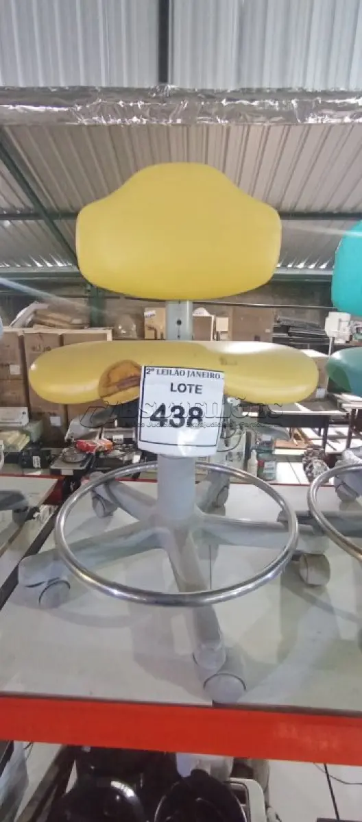 LOTE 438 - 01 CADEIRA MOCHO GIRATÓRIA. (NO ESTADO) ATENÇÃO! FAZER A VISITAÇÃO ANTES DE ARREMATAR, NÃO SABEMOS SE FUNCIONA, LEILÃO NÃO TEM GARANTIA E NEM DEVOLUÇÃO, SUJEITO A POSSÍVEIS AVARIAS VISÍVEIS/OCULTAS E/OU AUSÊNCIA DE COMPONENTES.