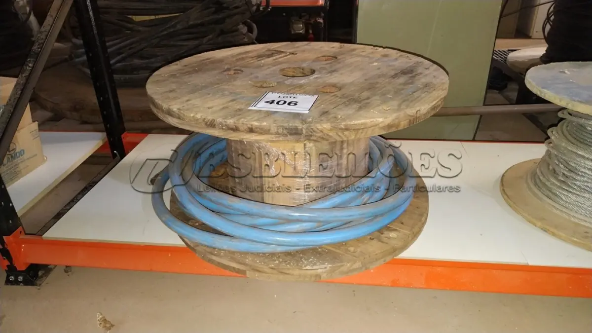 LOTE 406 - 01 CARRETEL COM 12M DE FIO 240MM AZUL. (NO ESTADO) ATENÇÃO! FAZER A VISITAÇÃO ANTES DE ARREMATAR, NÃO SABEMOS SE FUNCIONA, LEILÃO NÃO TEM GARANTIA E NEM DEVOLUÇÃO, SUJEITO A POSSÍVEIS AVARIAS VISÍVEIS/OCULTAS E/OU 