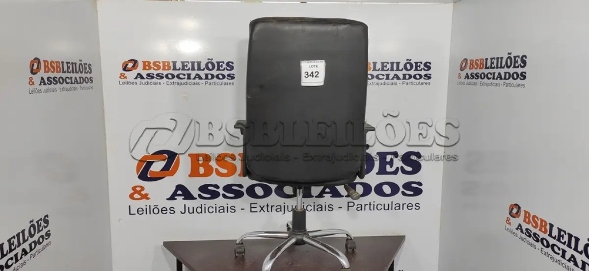 LOTE 342 - 01 CADEIRA GIRATÓRIA PARA ESCRITÓRIO. (NO ESTADO) ATENÇÃO! FAZER A VISITAÇÃO ANTES DE ARREMATAR, NÃO SABEMOS SE FUNCIONA, LEILÃO NÃO TEM GARANTIA E NEM DEVOLUÇÃO, SUJEITO A POSSÍVEIS AVARIAS VISÍVEIS/OCULTAS E/OU AUSÊNCIA DE COMPONENTES.