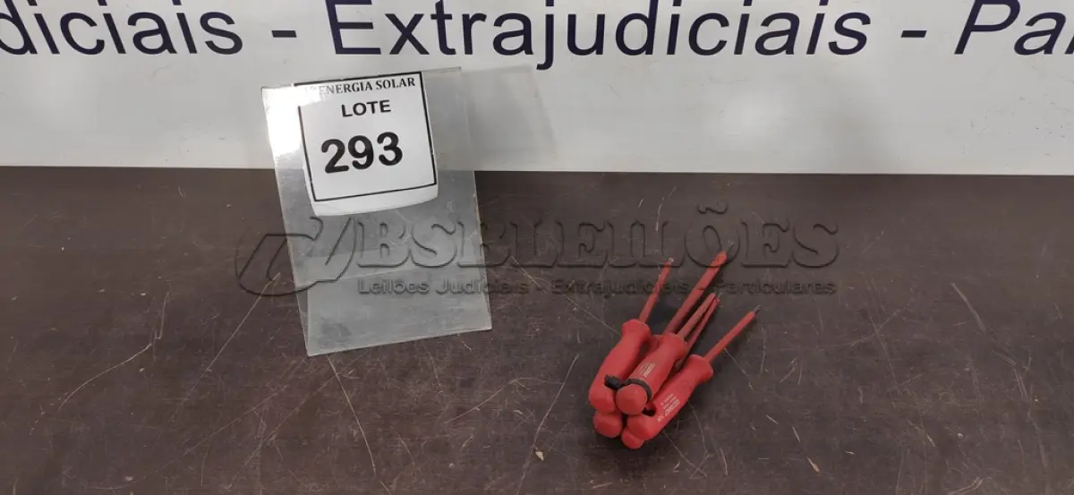 LOTE 293 - 05 CHAVES DE FENDA. (NO ESTADO) ATENÇÃO! FAZER A VISITAÇÃO ANTES DE ARREMATAR, NÃO SABEMOS SE FUNCIONA, LEILÃO NÃO TEM GARANTIA E NEM DEVOLUÇÃO, SUJEITO A POSSÍVEIS AVARIAS VISÍVEIS/OCULTAS E/OU AUSÊNCIA DE COMPONENTES.