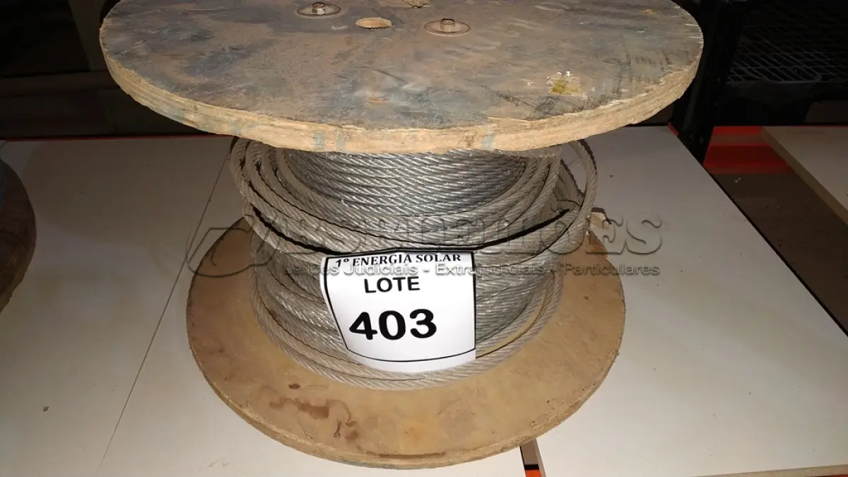 LOTE 403 - 01 CARRETEL COM CABO DE AÇO. (NO ESTADO) ATENÇÃO! FAZER A VISITAÇÃO ANTES DE ARREMATAR, NÃO SABEMOS SE FUNCIONA, LEILÃO NÃO TEM GARANTIA E NEM DEVOLUÇÃO, SUJEITO A POSSÍVEIS AVARIAS VISÍVEIS/OCULTAS E/OU 