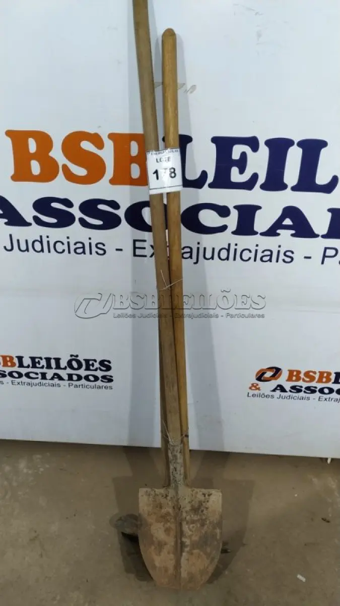 LOTE 178 - 01 ENXADA COM CABO, 01 PÁ COM CABO E 01 PICARETA COM CABO. (NO ESTADO) ATENÇÃO! FAZER A VISITAÇÃO ANTES DE ARREMATAR, NÃO SABEMOS SE FUNCIONA, LEILÃO NÃO TEM GARANTIA E NEM DEVOLUÇÃO, SUJEITO A POSSÍVEIS AVARIAS VISÍVEIS/OCULTAS E/OU AUSÊNCIA DE COMPONENTES.