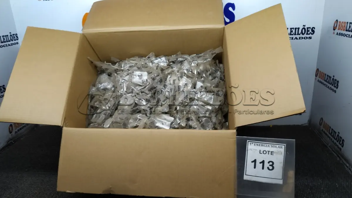 LOTE 113 - 01 CAIXA COM GRAMPOS PRESILHAS TERMINAL FINAL PARA PAINEL SOLAR. 30X35. (NO ESTADO) ATENÇÃO! FAZER A VISITAÇÃO ANTES DE ARREMATAR, NÃO SABEMOS SE FUNCIONA, LEILÃO NÃO TEM GARANTIA E NEM DEVOLUÇÃO, SUJEITO A POSSÍVEIS AVARIAS VISÍVEIS/OCULTAS E/OU AUSÊNCIA DE COMPONENTES.