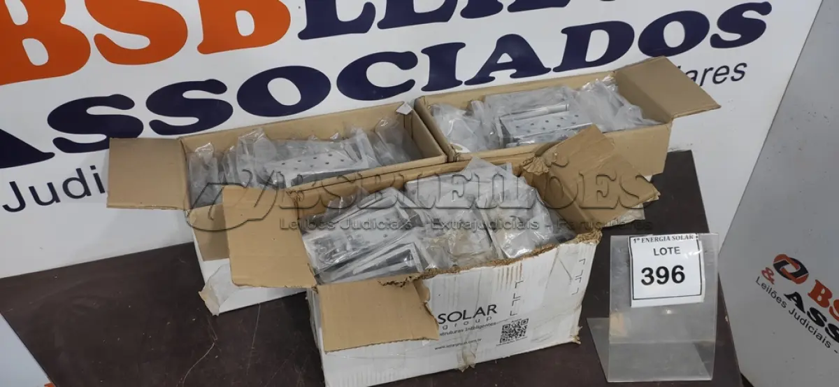 LOTE 396 - 03 CAIXAS COM GANCHO PARA TELHA CERÂMICA. (NO ESTADO) ATENÇÃO! FAZER A VISITAÇÃO ANTES DE ARREMATAR, NÃO SABEMOS SE FUNCIONA, LEILÃO NÃO TEM GARANTIA E NEM DEVOLUÇÃO, SUJEITO A POSSÍVEIS AVARIAS VISÍVEIS/OCULTAS E/OU 