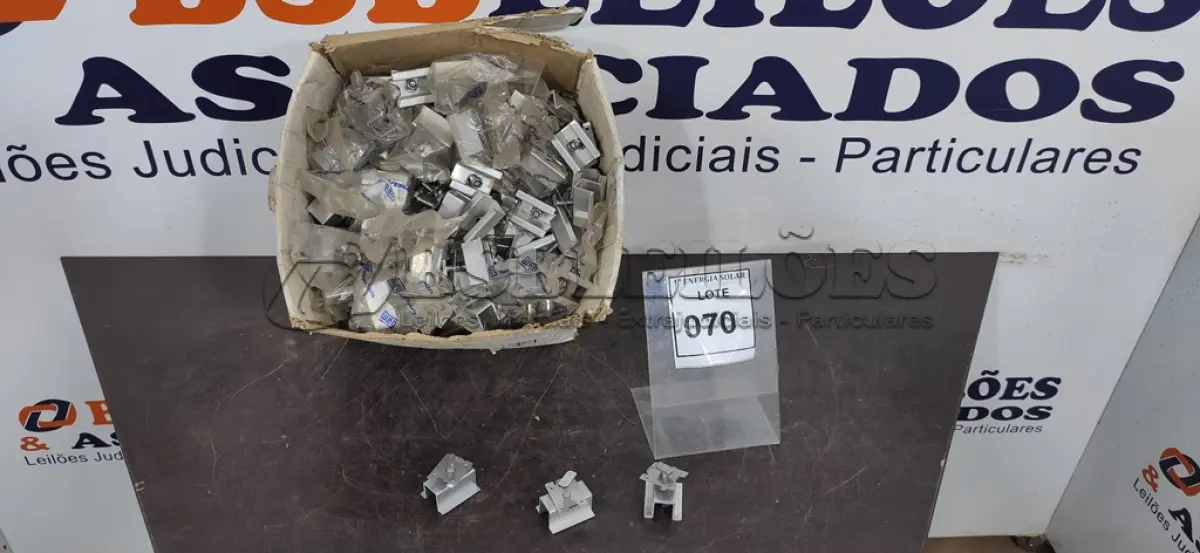 LOTE 070 - 01 CAIXA COM GRAMPO FIXADOR INTERMEDIÁRIO PARA ESTRUTURA DE PAINEL SOLAR. (NO ESTADO) ATENÇÃO! FAZER A VISITAÇÃO ANTES DE ARREMATAR, NÃO SABEMOS SE FUNCIONA, LEILÃO NÃO TEM GARANTIA E NEM DEVOLUÇÃO, SUJEITO A POSSÍVEIS AVARIAS VISÍVEIS/OCULTAS E/OU AUSÊNCIA DE COMPONENTES.