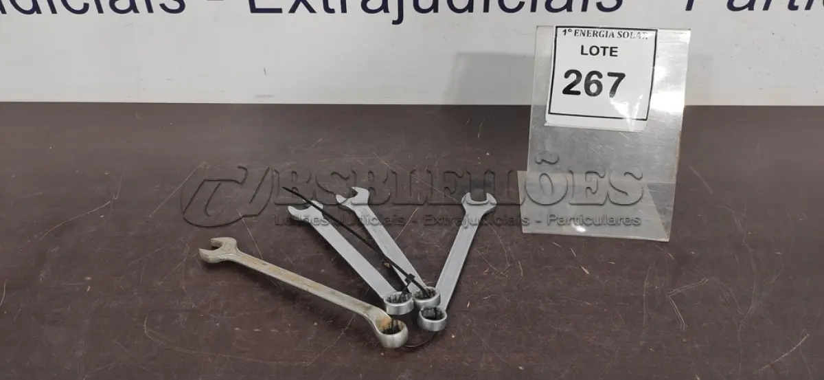 LOTE 267 - 04 CHAVES COMBINADA N* 18. (NO ESTADO) ATENÇÃO! FAZER A VISITAÇÃO ANTES DE ARREMATAR, NÃO SABEMOS SE FUNCIONA, LEILÃO NÃO TEM GARANTIA E NEM DEVOLUÇÃO, SUJEITO A POSSÍVEIS AVARIAS VISÍVEIS/OCULTAS E/OU AUSÊNCIA DE COMPONENTES.