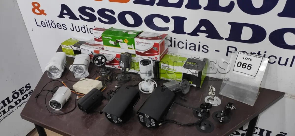 LOTE 065 - 10 CÂMERAS DE SEGURANÇA. (NO ESTADO) ATENÇÃO! FAZER A VISITAÇÃO ANTES DE ARREMATAR, NÃO SABEMOS SE FUNCIONA, LEILÃO NÃO TEM GARANTIA E NEM DEVOLUÇÃO, SUJEITO A POSSÍVEIS AVARIAS VISÍVEIS/OCULTAS E/OU AUSÊNCIA DE COMPONENTES.