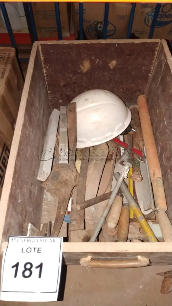LOTE 181 - 01 CAIXA DE MADEIRA COM FERRAMENTAS DIVERSAS. (NO ESTADO) ATENÇÃO! FAZER A VISITAÇÃO ANTES DE ARREMATAR, NÃO SABEMOS SE FUNCIONA, LEILÃO NÃO TEM GARANTIA E NEM DEVOLUÇÃO, SUJEITO A POSSÍVEIS AVARIAS VISÍVEIS/OCULTAS E/OU AUSÊNCIA DE COMPONENTES.