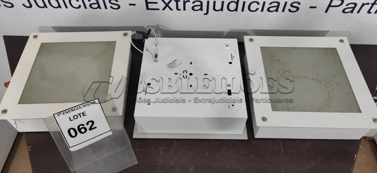 LOTE 062 - 03 LUMINÁRIAS PLAFOM DE EMBUTIR. (NO ESTADO) ATENÇÃO! FAZER A VISITAÇÃO ANTES DE ARREMATAR, NÃO SABEMOS SE FUNCIONA, LEILÃO NÃO TEM GARANTIA E NEM DEVOLUÇÃO, SUJEITO A POSSÍVEIS AVARIAS VISÍVEIS/OCULTAS E/OU AUSÊNCIA DE COMPONENTES.