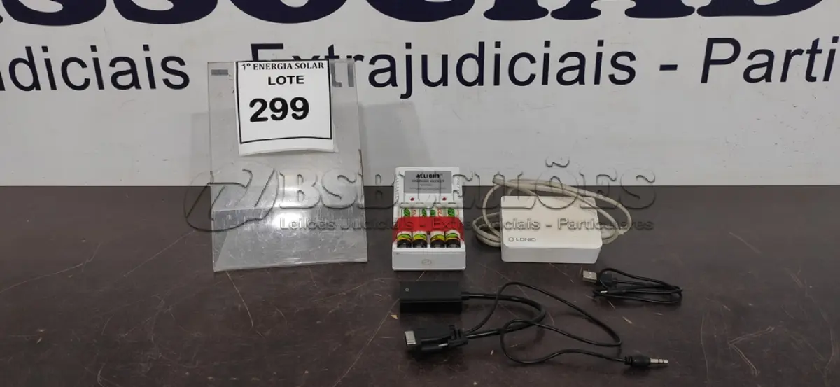LOTE 299 - 01 CABO HDMI CONVERSOR PARA VGA, 01 CARREGADOR COM 4 PILHAS E 01 CARREGADOR AC PARA USB. (NO ESTADO) ATENÇÃO! FAZER A VISITAÇÃO ANTES DE ARREMATAR, NÃO SABEMOS SE FUNCIONA, LEILÃO NÃO TEM GARANTIA E NEM DEVOLUÇÃO, SUJEITO A POSSÍVEIS AVARIAS VISÍVEIS/OCULTAS E/OU AUSÊNCIA DE COMPONENTES.