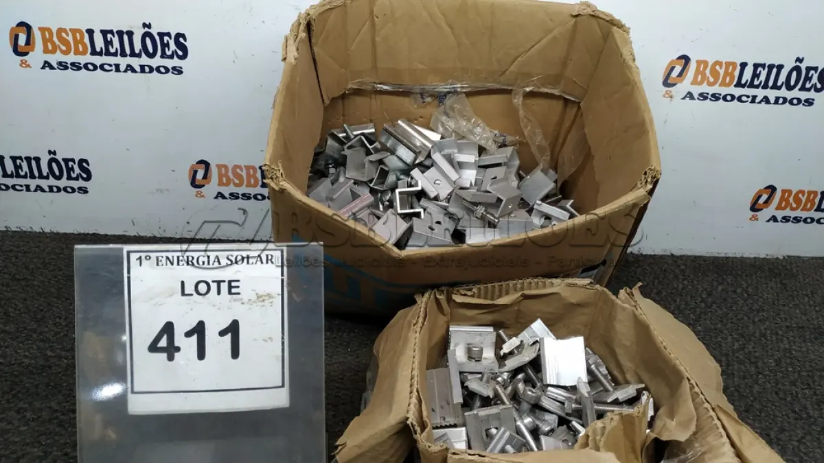 LOTE 411 - 01 CAIXA COM GRAMPOS INTERMEDIÁRIOS. (NO ESTADO) ATENÇÃO! FAZER A VISITAÇÃO ANTES DE ARREMATAR, NÃO SABEMOS SE FUNCIONA, LEILÃO NÃO TEM GARANTIA E NEM DEVOLUÇÃO, SUJEITO A POSSÍVEIS AVARIAS VISÍVEIS/OCULTAS E/OU 