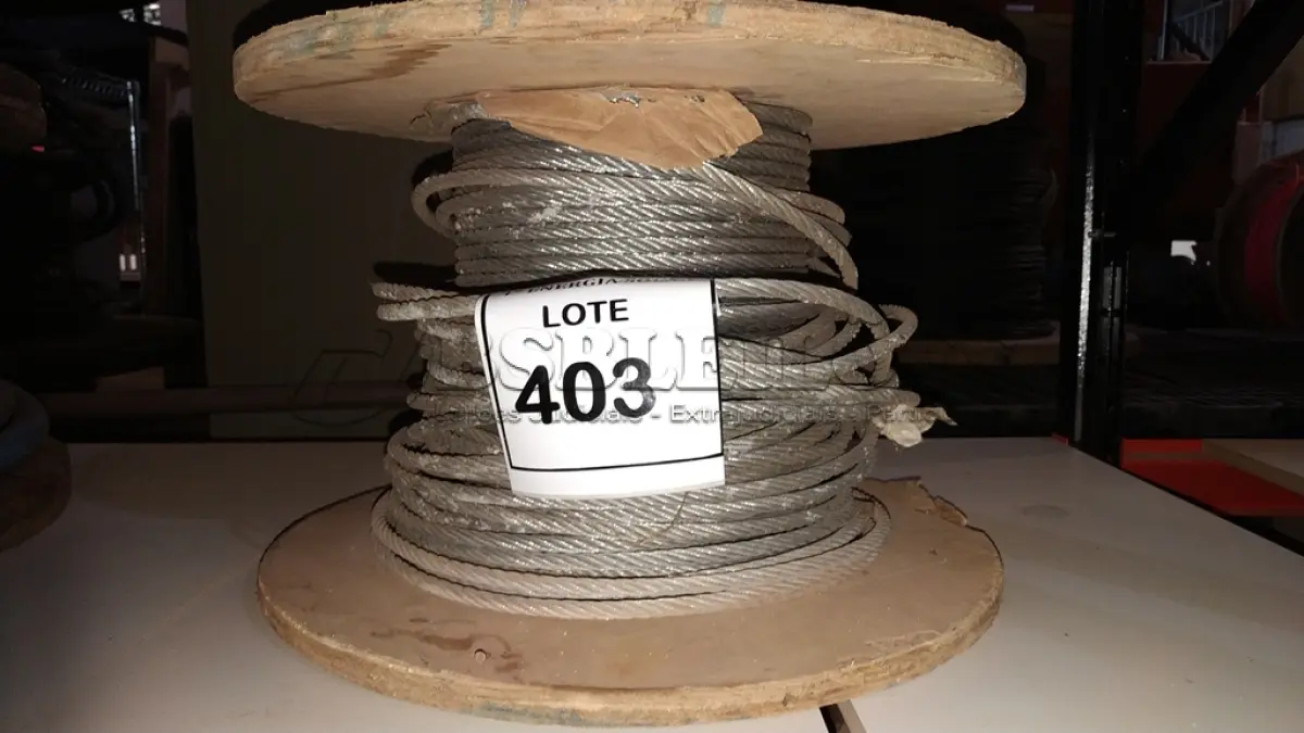 LOTE 403 - 01 CARRETEL COM CABO DE AÇO. (NO ESTADO) ATENÇÃO! FAZER A VISITAÇÃO ANTES DE ARREMATAR, NÃO SABEMOS SE FUNCIONA, LEILÃO NÃO TEM GARANTIA E NEM DEVOLUÇÃO, SUJEITO A POSSÍVEIS AVARIAS VISÍVEIS/OCULTAS E/OU 