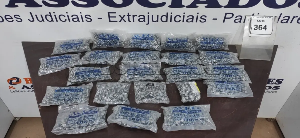 LOTE 364 - 01 CAIXA COM APROXIMADAMENTE 1200 PARAFUSOS AUTO BROCANTE. (NO ESTADO) ATENÇÃO! FAZER A VISITAÇÃO ANTES DE ARREMATAR, NÃO SABEMOS SE FUNCIONA, LEILÃO NÃO TEM GARANTIA E NEM DEVOLUÇÃO, SUJEITO A POSSÍVEIS AVARIAS VISÍVEIS/OCULTAS E/OU 