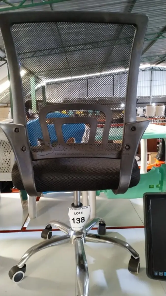LOTE 138 - 01 CADEIRA GIRATÓRIA PARA ESCRITÓRIO. (NO ESTADO) ATENÇÃO! FAZER A VISITAÇÃO ANTES DE ARREMATAR, NÃO SABEMOS SE FUNCIONA, LEILÃO NÃO TEM GARANTIA E NEM DEVOLUÇÃO, SUJEITO A POSSÍVEIS AVARIAS VISÍVEIS/OCULTAS E/OU AUSÊNCIA DE COMPONENTES.