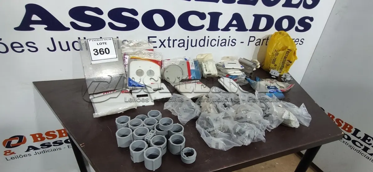 LOTE 360 - 01 LOTE COM MATERIAIS ELÉTRICOS, TAPAS CEGA E CONECTORES PARA LÂMPADAS. (NO ESTADO) ATENÇÃO! FAZER A VISITAÇÃO ANTES DE ARREMATAR, NÃO SABEMOS SE FUNCIONA, LEILÃO NÃO TEM GARANTIA E NEM DEVOLUÇÃO, SUJEITO A POSSÍVEIS AVARIAS VISÍVEIS/OCULTAS E/OU AUSÊNCIA DE COMPONENTES.