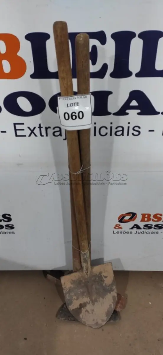 LOTE 060 - 01 PÁ COM CABO, 01 ENXADA COM CABO E 01 CHIBANCA COM CABO. (NO ESTADO) ATENÇÃO! FAZER A VISITAÇÃO ANTES DE ARREMATAR, NÃO SABEMOS SE FUNCIONA, LEILÃO NÃO TEM GARANTIA E NEM DEVOLUÇÃO, SUJEITO A POSSÍVEIS AVARIAS VISÍVEIS/OCULTAS E/OU AUSÊNCIA DE COMPONENTES.