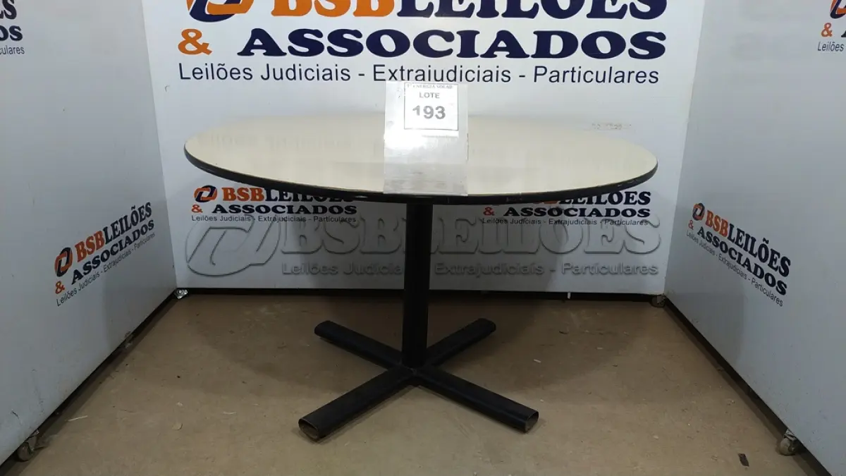 LOTE 193 - 01 MESA REDONDA. (NO ESTADO) ATENÇÃO! FAZER A VISITAÇÃO ANTES DE ARREMATAR, NÃO SABEMOS SE FUNCIONA, LEILÃO NÃO TEM GARANTIA E NEM DEVOLUÇÃO, SUJEITO A POSSÍVEIS AVARIAS VISÍVEIS/OCULTAS E/OU AUSÊNCIA DE COMPONENTES.