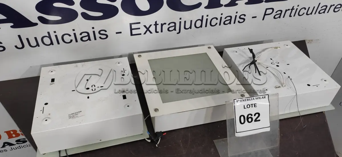 LOTE 062 - 03 LUMINÁRIAS PLAFOM DE EMBUTIR. (NO ESTADO) ATENÇÃO! FAZER A VISITAÇÃO ANTES DE ARREMATAR, NÃO SABEMOS SE FUNCIONA, LEILÃO NÃO TEM GARANTIA E NEM DEVOLUÇÃO, SUJEITO A POSSÍVEIS AVARIAS VISÍVEIS/OCULTAS E/OU AUSÊNCIA DE COMPONENTES.