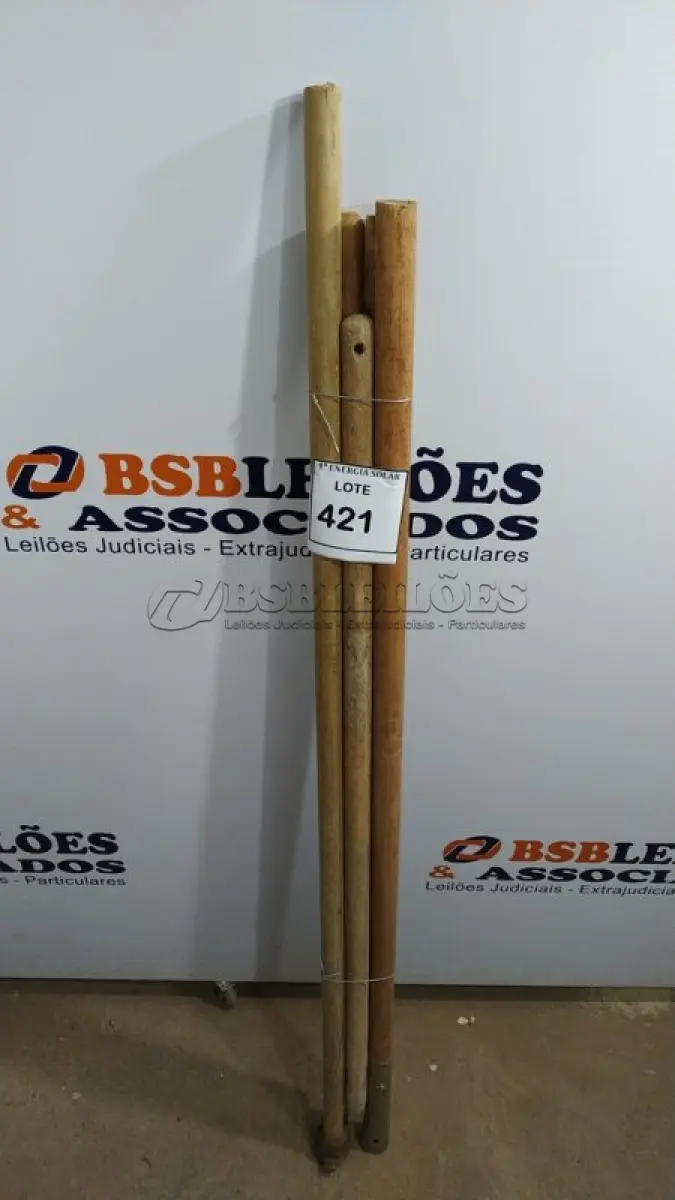 LOTE 421 - 01 LOTE COM CABOS DE FERRAMENTAS. (NO ESTADO) ATENÇÃO! FAZER A VISITAÇÃO ANTES DE ARREMATAR, NÃO SABEMOS SE FUNCIONA, LEILÃO NÃO TEM GARANTIA E NEM DEVOLUÇÃO, SUJEITO A POSSÍVEIS AVARIAS VISÍVEIS/OCULTAS E/OU 