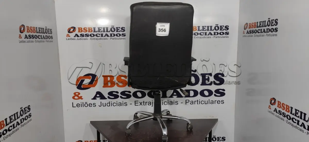 LOTE 356 - 01 CADEIRA GIRATÓRIA PARA ESCRITÓRIO. (NO ESTADO) ATENÇÃO! FAZER A VISITAÇÃO ANTES DE ARREMATAR, NÃO SABEMOS SE FUNCIONA, LEILÃO NÃO TEM GARANTIA E NEM DEVOLUÇÃO, SUJEITO A POSSÍVEIS AVARIAS VISÍVEIS/OCULTAS E/OU AUSÊNCIA DE COMPONENTES.