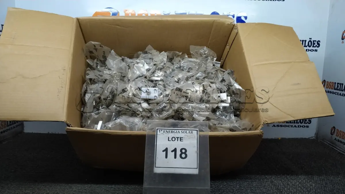 LOTE 118 - 01 CAIXA COM GRAMPOS PRESILHAS TERMINAL FINAL PARA PAINEL SOLAR. 30X35. (NO ESTADO) ATENÇÃO! FAZER A VISITAÇÃO ANTES DE ARREMATAR, NÃO SABEMOS SE FUNCIONA, LEILÃO NÃO TEM GARANTIA E NEM DEVOLUÇÃO, SUJEITO A POSSÍVEIS AVARIAS VISÍVEIS/OCULTAS E/OU AUSÊNCIA DE COMPONENTES.