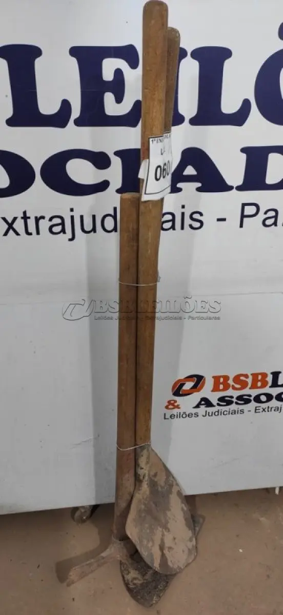 LOTE 060 - 01 PÁ COM CABO, 01 ENXADA COM CABO E 01 CHIBANCA COM CABO. (NO ESTADO) ATENÇÃO! FAZER A VISITAÇÃO ANTES DE ARREMATAR, NÃO SABEMOS SE FUNCIONA, LEILÃO NÃO TEM GARANTIA E NEM DEVOLUÇÃO, SUJEITO A POSSÍVEIS AVARIAS VISÍVEIS/OCULTAS E/OU AUSÊNCIA DE COMPONENTES.