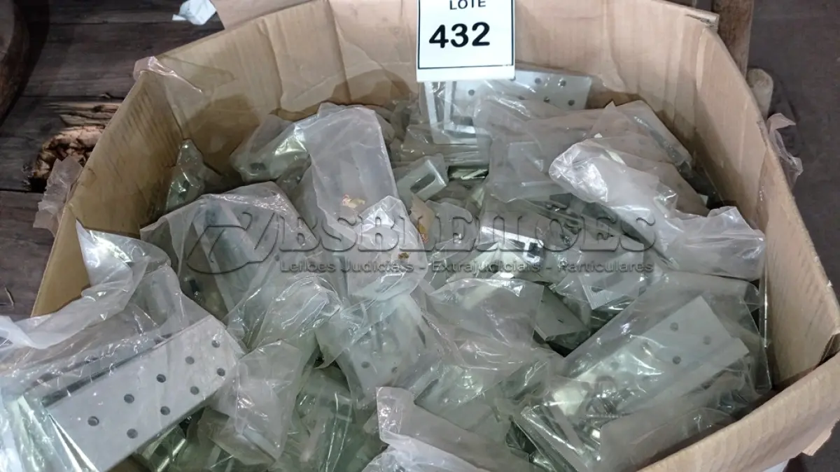 LOTE 432 - 01 CAIXA COM SUPORTE PRA PAINEL SOLAR. (NO ESTADO) ATENÇÃO! FAZER A VISITAÇÃO ANTES DE ARREMATAR, NÃO SABEMOS SE FUNCIONA, LEILÃO NÃO TEM GARANTIA E NEM DEVOLUÇÃO, SUJEITO A POSSÍVEIS AVARIAS VISÍVEIS/OCULTAS E/OU 