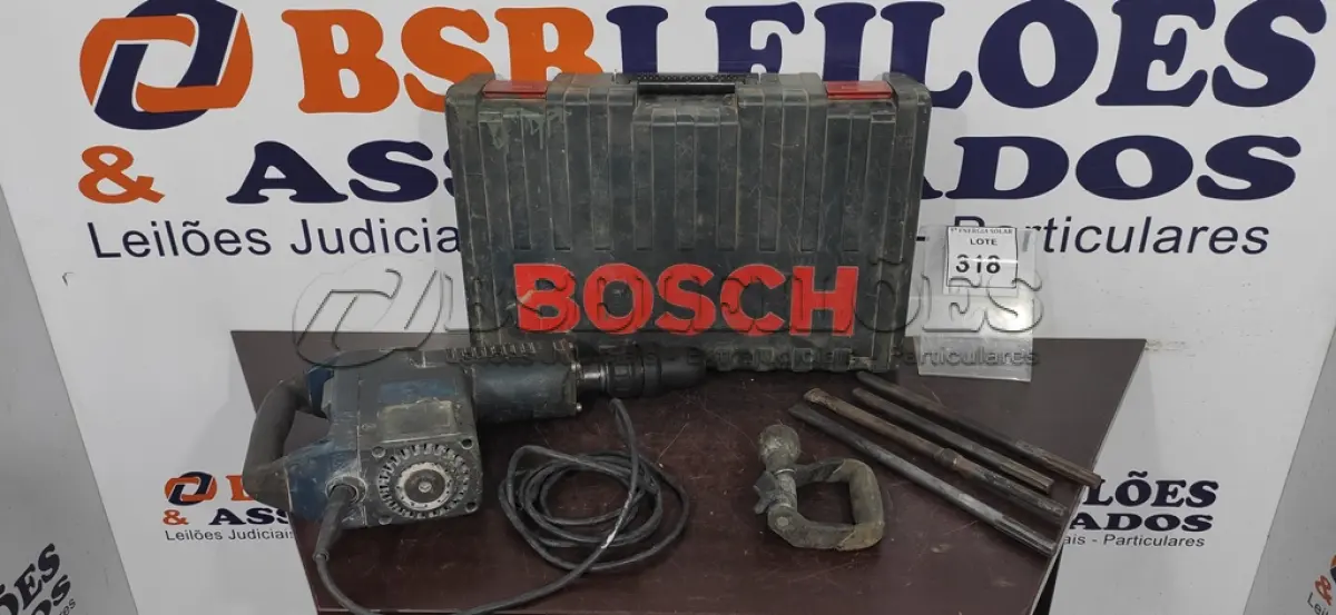 LOTE 318 - 01 MARTELETE DA BOSCH COM MALETA. (NO ESTADO) ATENÇÃO! FAZER A VISITAÇÃO ANTES DE ARREMATAR, NÃO SABEMOS SE FUNCIONA, LEILÃO NÃO TEM GARANTIA E NEM DEVOLUÇÃO, SUJEITO A POSSÍVEIS AVARIAS VISÍVEIS/OCULTAS E/OU AUSÊNCIA DE COMPONENTES.