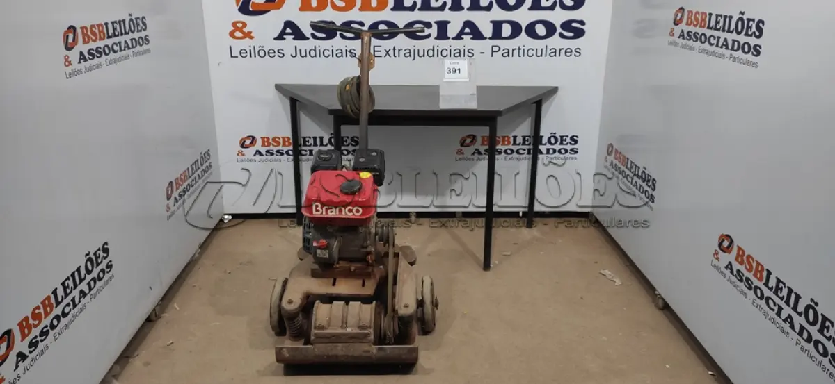 LOTE 391 - 01 COMPACTADORA DE SOLO A GASOLINA MARCA BRANCO 7.0. (NO ESTADO) ATENÇÃO! FAZER A VISITAÇÃO ANTES DE ARREMATAR, NÃO SABEMOS SE FUNCIONA, LEILÃO NÃO TEM GARANTIA E NEM DEVOLUÇÃO, SUJEITO A POSSÍVEIS AVARIAS VISÍVEIS/OCULTAS E/OU
