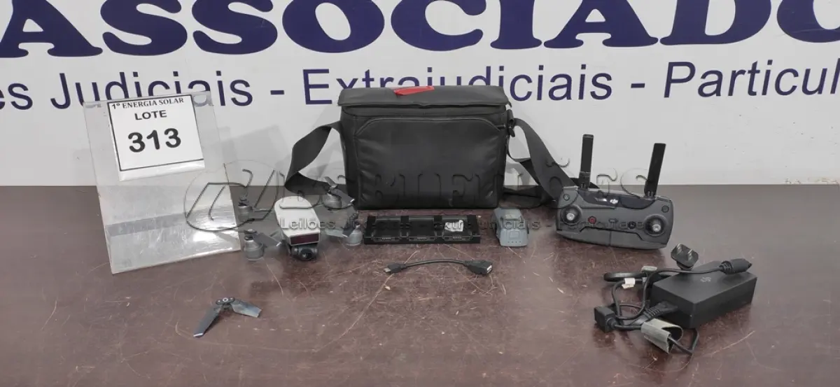 LOTE 313 - 01 DRONE  MODELO DJI MINI 2 MARCA SPARK.  (NO ESTADO) ATENÇÃO! FAZER A VISITAÇÃO ANTES DE ARREMATAR, NÃO SABEMOS SE FUNCIONA, LEILÃO NÃO TEM GARANTIA E NEM DEVOLUÇÃO, SUJEITO A POSSÍVEIS AVARIAS VISÍVEIS/OCULTAS E/OU AUSÊNCIA DE COMPONENTES.