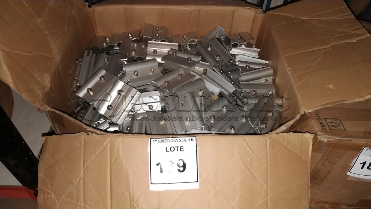 LOTE 179 - 01 CAIXA COM EMENDAS EM ALUMÍNIO PERFURADA SEM PARAFUSO. (NO ESTADO) ATENÇÃO! FAZER A VISITAÇÃO ANTES DE ARREMATAR, NÃO SABEMOS SE FUNCIONA, LEILÃO NÃO TEM GARANTIA E NEM DEVOLUÇÃO, SUJEITO A POSSÍVEIS AVARIAS VISÍVEIS/OCULTAS E/OU AUSÊNCIA DE COMPONENTES.